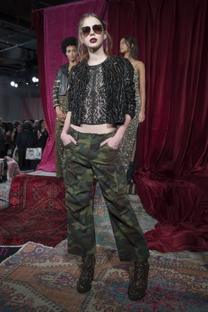 43_Alice_+_Olivia_original_aov_ny_aw17_085.jpg