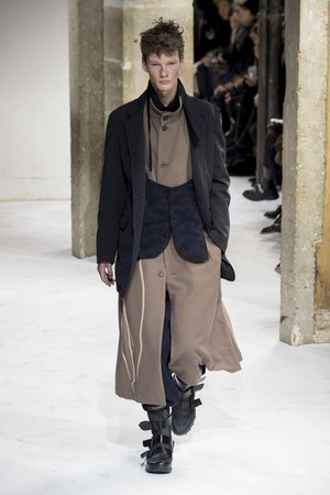 02_Yohji_Yamamoto_original_yam_prs_aw17_004.jpg