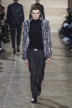 19_Issey_Miyake_original_miy_aw17_056.jpg
