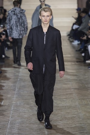 21_Issey_Miyake_original_miy_aw17_062.jpg
