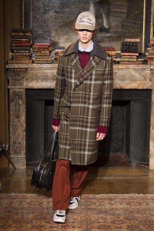 19_Valentino_original_val_prs_aw17_055.jpg