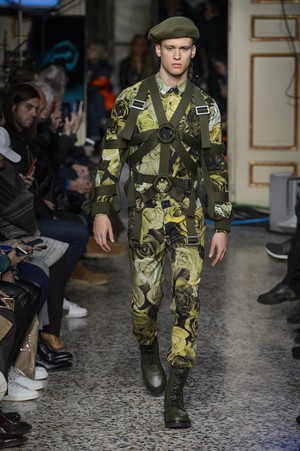 34_Moschino_original_mos_mln_aw17_101.jpg