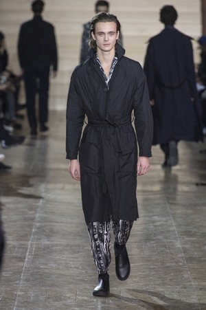 18_Issey_Miyake_original_miy_aw17_053.jpg
