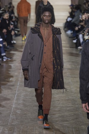 11_Issey_Miyake_original_miy_aw17_032.jpg