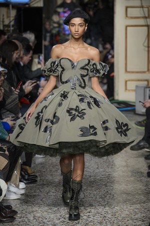 27_Moschino_original_mos_mln_aw17_081.jpg