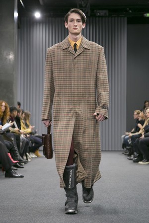 07_Balenciaga_original_bcg_prs_aw17_007.jpg