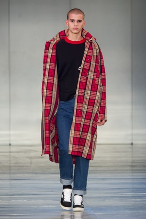 31_Ami_Alexandre_Mattiussi_original_ami_aw17_061.jpg