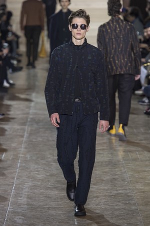 15_Issey_Miyake_original_miy_aw17_044.jpg