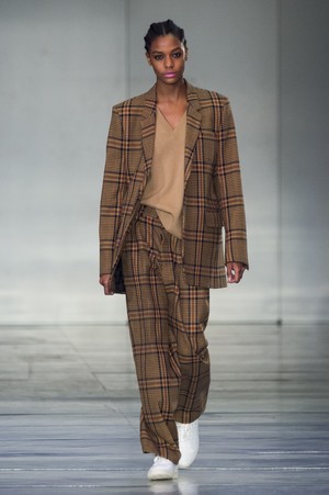 05_Ami_Alexandre_Mattiussi_original_ami_aw17_009.jpg