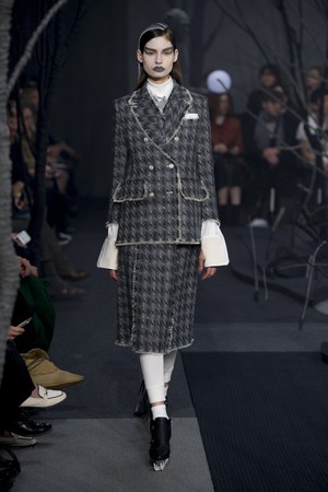 09_Thom_Browne_original_tbw_ny_aw17_025.jpg