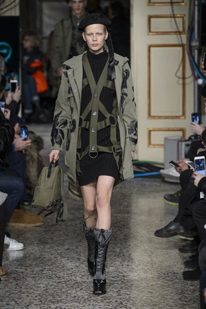 23_Moschino_original_mos_mln_aw17_068.jpg