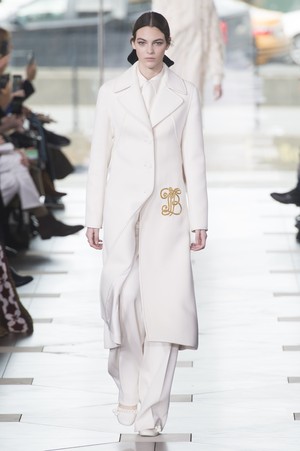 01_Tory_Burch_original_tbr_ny_aw17_002.jpg