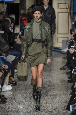 17_Moschino_original_mos_mln_aw17_051.jpg