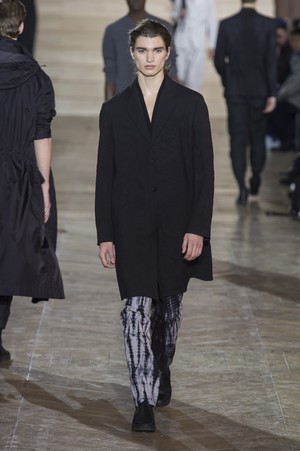 26_Issey_Miyake_original_miy_aw17_077.jpg