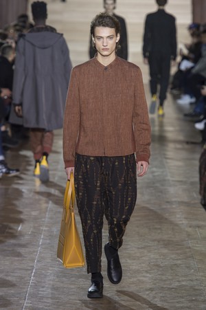 13_Issey_Miyake_original_miy_aw17_038.jpg