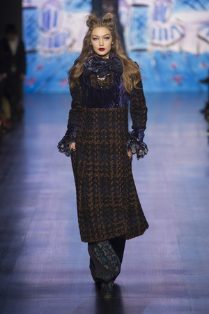 01_Anna_Sui_original_sui_ny_aw17_001.jpg