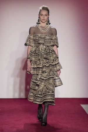 35_Naeem_Khan_original_nkh_ny_aw17_069.jpg