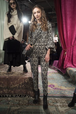 39_Alice_+_Olivia_original_aov_ny_aw17_077.jpg