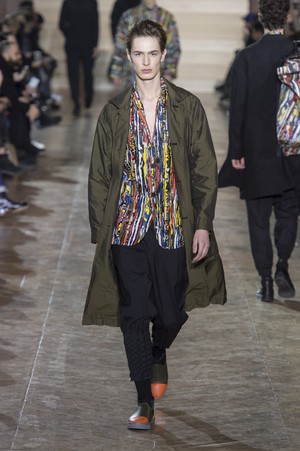 03_Issey_Miyake_original_miy_aw17_008.jpg
