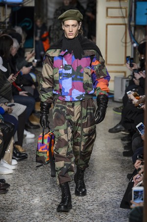 28_Moschino_original_mos_mln_aw17_084.jpg