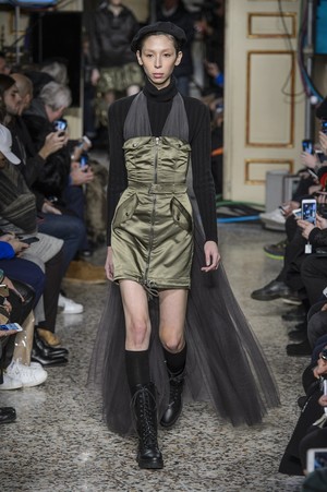 19_Moschino_original_mos_mln_aw17_056.jpg