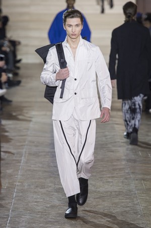 28_Issey_Miyake_original_miy_aw17_083.jpg