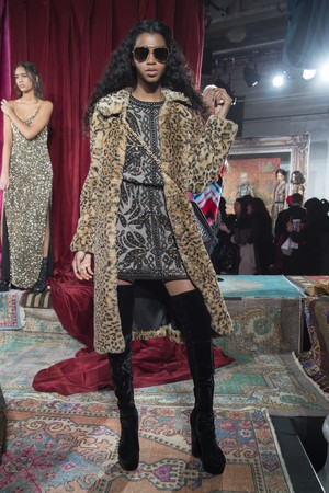 44_Alice_+_Olivia_original_aov_ny_aw17_087.jpg
