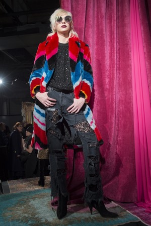 27_Alice_+_Olivia_original_aov_ny_aw17_053.jpg