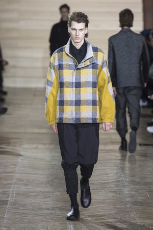 34_Issey_Miyake_original_miy_aw17_101.jpg