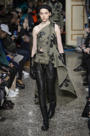 25_Moschino_original_mos_mln_aw17_074.jpg
