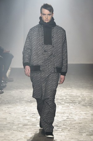 16_White_Mountaineering_original_wmnt_aw17_031.jpg