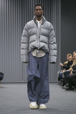 17_Balenciaga_original_bcg_prs_aw17_017.jpg