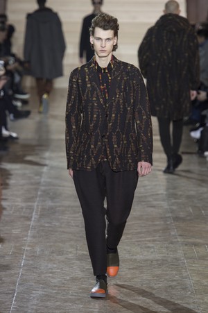 14_Issey_Miyake_original_miy_aw17_041.jpg