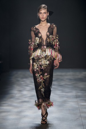 04_Marchesa_original_mhs_ny_aw17_011.jpg