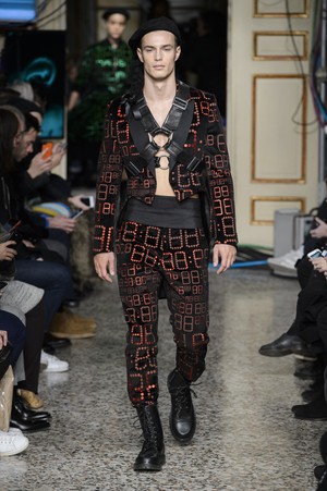 12_Moschino_original_mos_mln_aw17_036.jpg