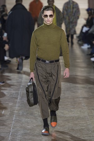 07_Issey_Miyake_original_miy_aw17_020.jpg