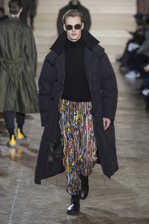 05_Issey_Miyake_original_miy_aw17_014.jpg
