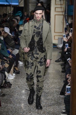 24_Moschino_original_mos_mln_aw17_071.jpg