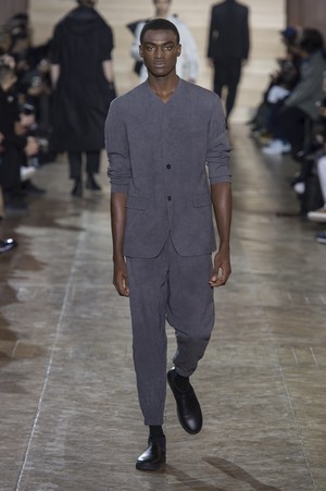 27_Issey_Miyake_original_miy_aw17_080.jpg