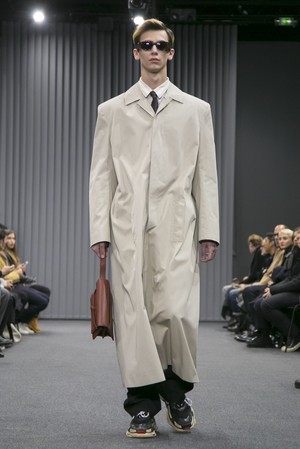 16_Balenciaga_original_bcg_prs_aw17_016.jpg