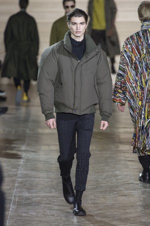 06_Issey_Miyake_original_miy_aw17_017.jpg