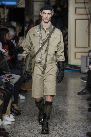 44_Moschino_original_mos_mln_aw17_131.jpg