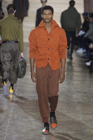 09_Issey_Miyake_original_miy_aw17_026.jpg
