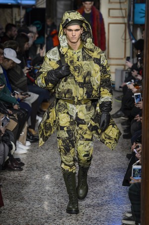 31_Moschino_original_mos_mln_aw17_092.jpg