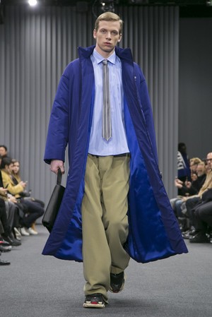 38_Balenciaga_original_bcg_prs_aw17_038.jpg