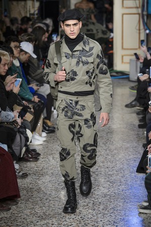 26_Moschino_original_mos_mln_aw17_077.jpg