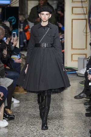 15_Moschino_original_mos_mln_aw17_045.jpg