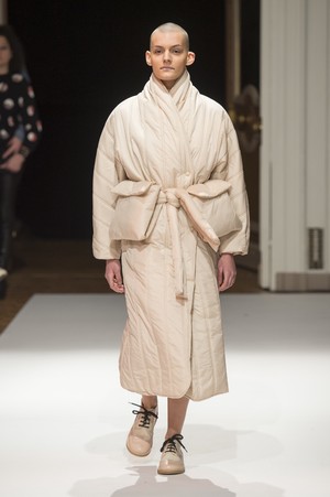 26_Henrik_Vibskov_original_vbk_aw17_067.jpg