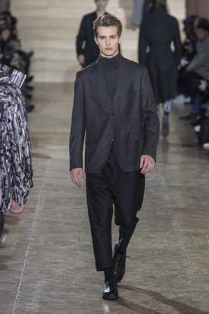 20_Issey_Miyake_original_miy_aw17_059.jpg