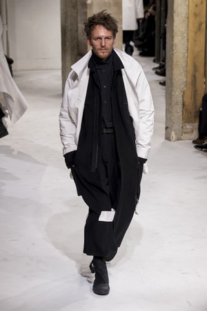 28_Yohji_Yamamoto_original_yam_prs_aw17_082.jpg